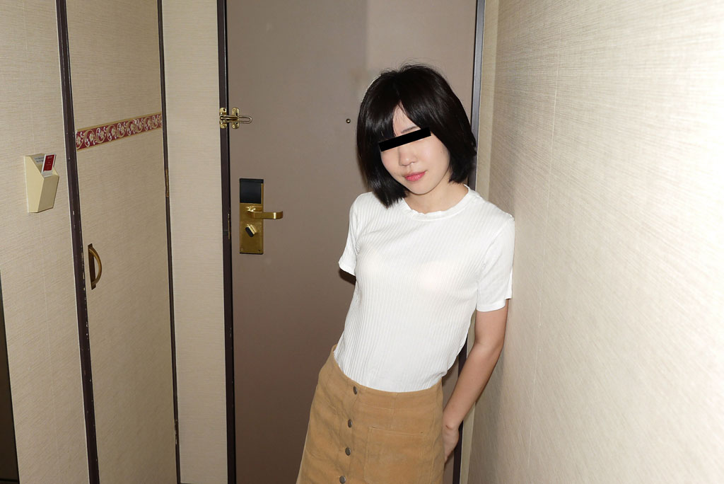 10-022321-01 A woman whose baby-faced and bristle gap is too obscene