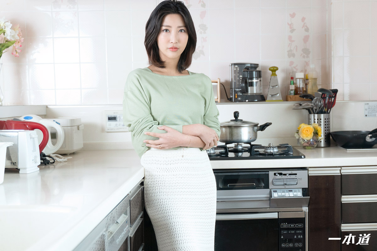 1P-110120-001 Seducing by Flashing Pussy: Emiri Momota