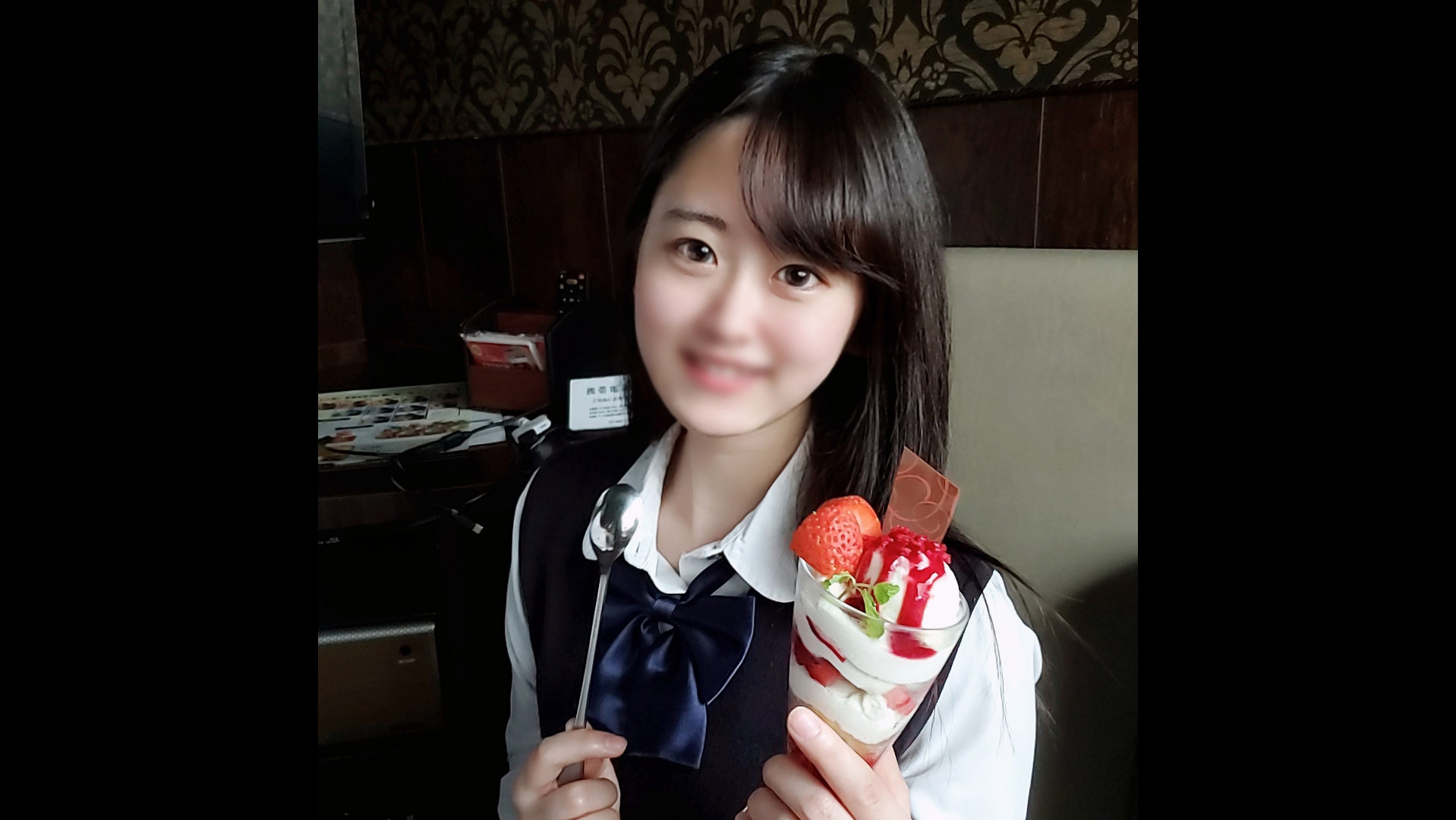 FC2PPV-2117800 Limited number of first shots Uncensored Absolute area of teenagers seen on the platform of the station Bringing an unsuspecting innocent schoolgirl into a closed room and vaginal cum shot